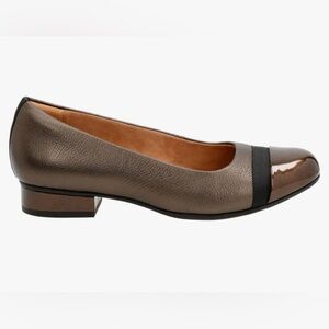 Clarks Keesha Metallic Leather Shoe Size 7.5 Low Heel Square Toe Business Casual